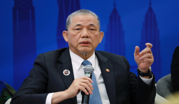 Timbalan Perdana Menteri merangkap Menteri Peralihan Tenaga dan Transformasi Air Datuk Seri Fadillah Yusof mengadakan sidang media sempena majlis penutup Mesyuarat Menteri-Menteri Tenaga ASEAN (AMEM) Ke-43 di Pusat Konvensyen Kuala Lumpur/BERNAMA